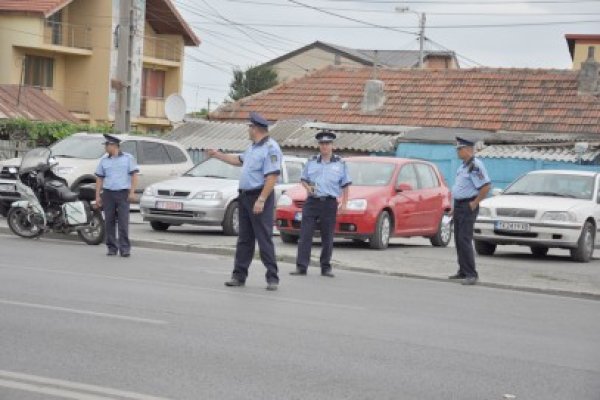 Două persoane au dat cu subsemnatul la Poliţia Mihail kogălniceanu: împărţeau pliante cu nemulţumiri la adresa Primăriei
